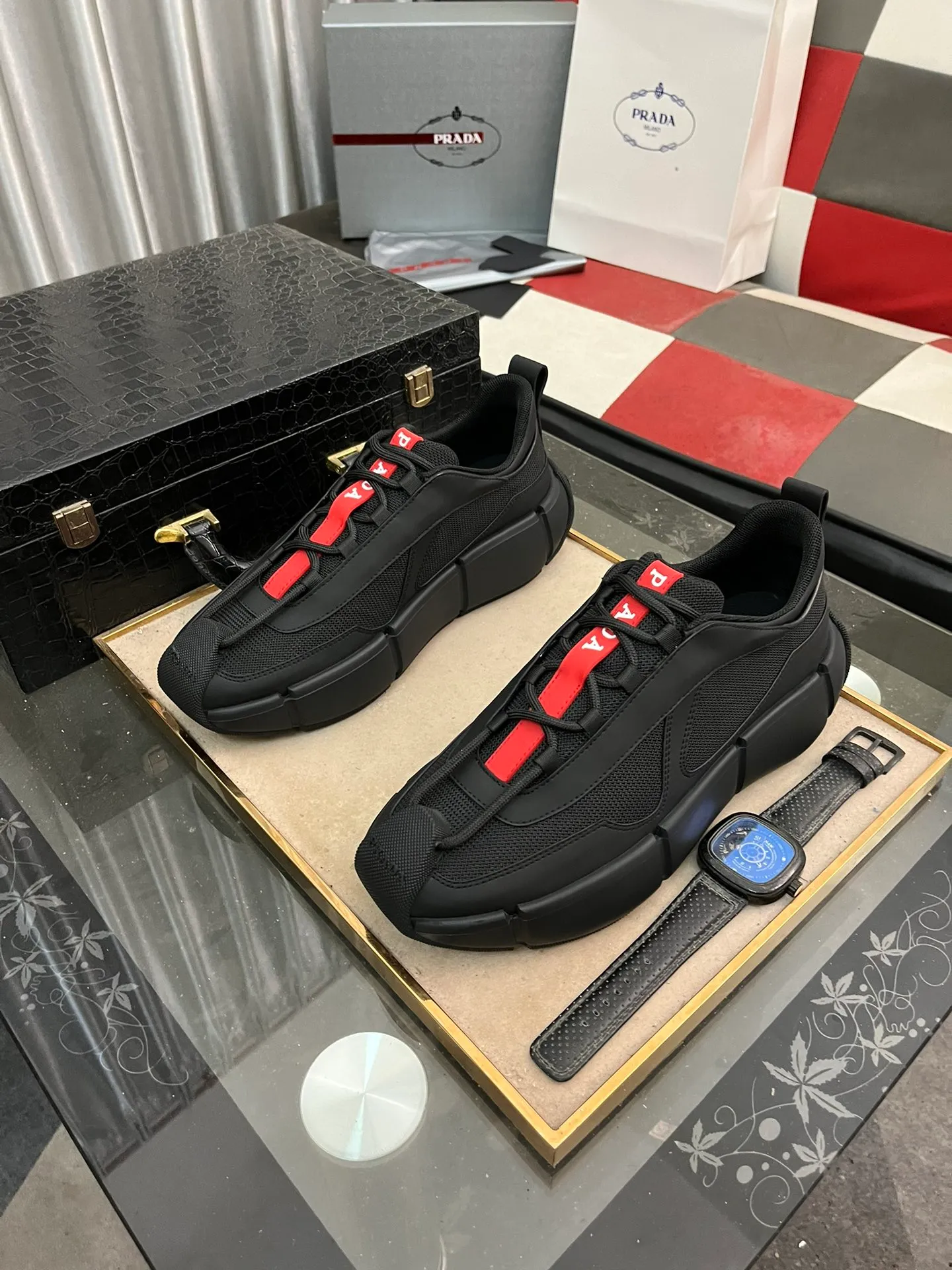 Men's shoes 💰540⌚️⌚️ PRADA/Prada men's lace-up casual sports shoes, the upper is made of cowhide leather and breathable mesh. It is soft, comfortable and breathable. The tongue is decorated with the PRADA brand letter logo. The thick rubber sole echoes the red label tongue. The style is fashionable and elegant. The details are carefully crafted. A super fashionable casual sports shoe with excellent breathability!  Size: 38-443️⃣Colors available